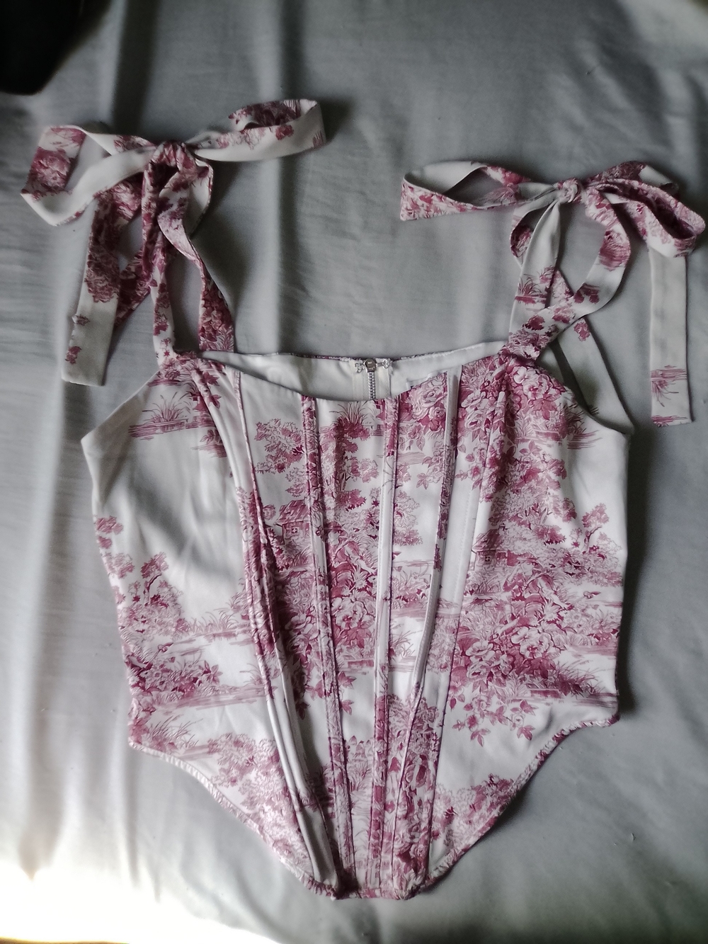 White and red toile de jouy corset top with bow straps #corsettop #toile